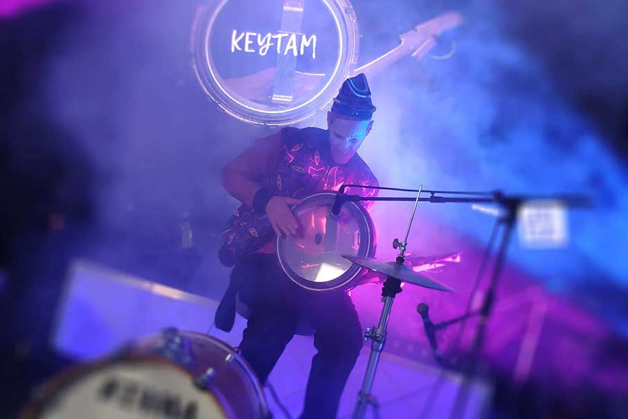 keytam-drum-cyril-atef-sur-scene-scaled